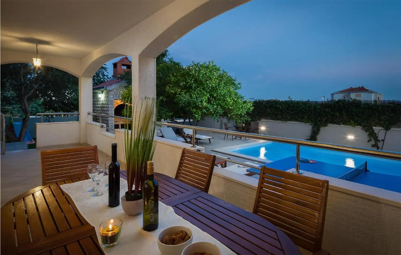 4 Bedroom Amazing Home In Kastel Novi Kastela 0*,
