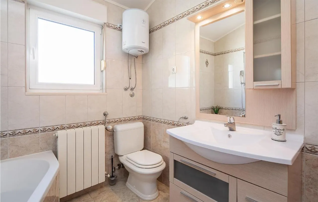 4 Bedroom Amazing Home In Kastel Novi Kastela 0*,